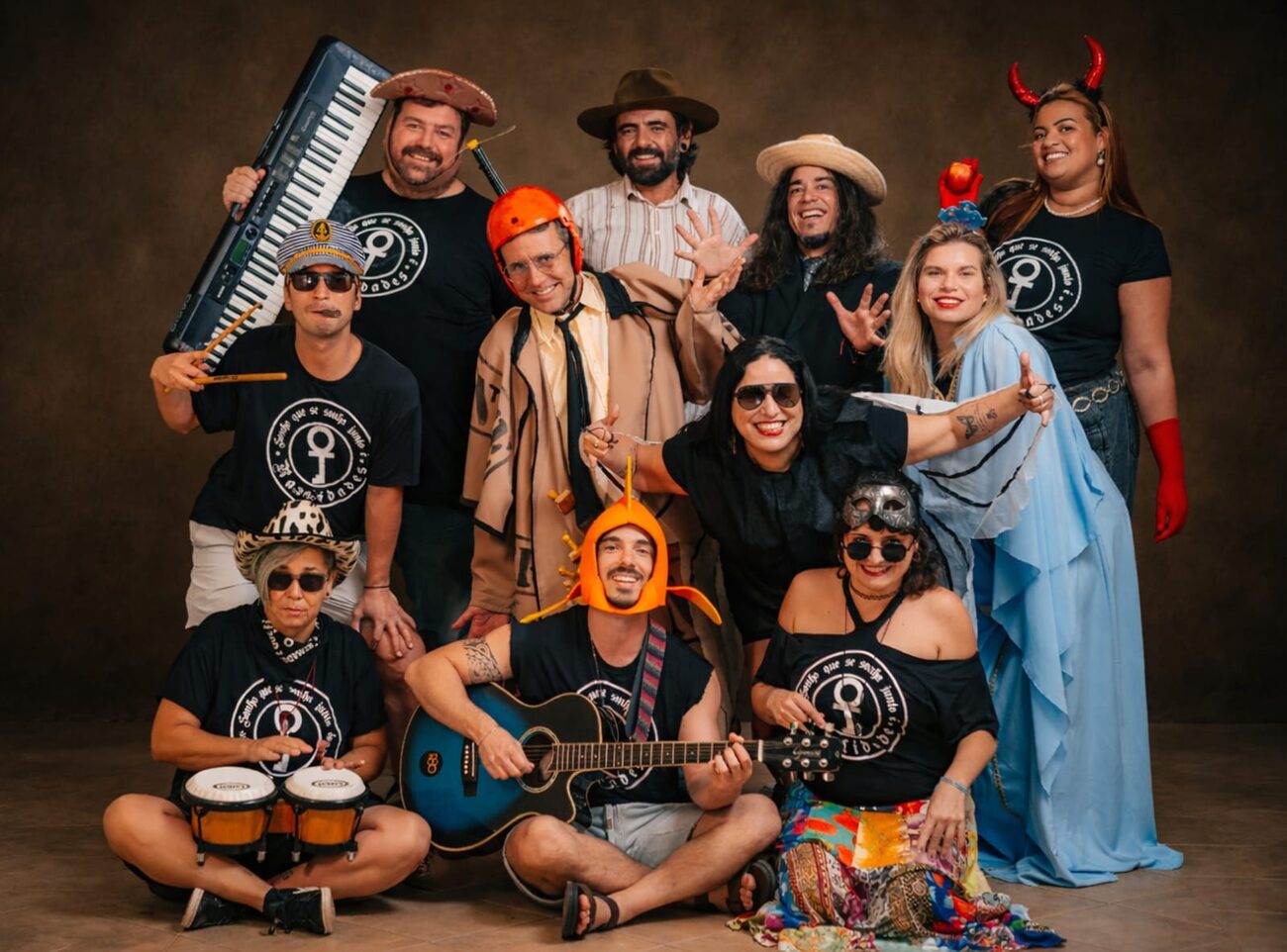 A banda caracterizada para o show